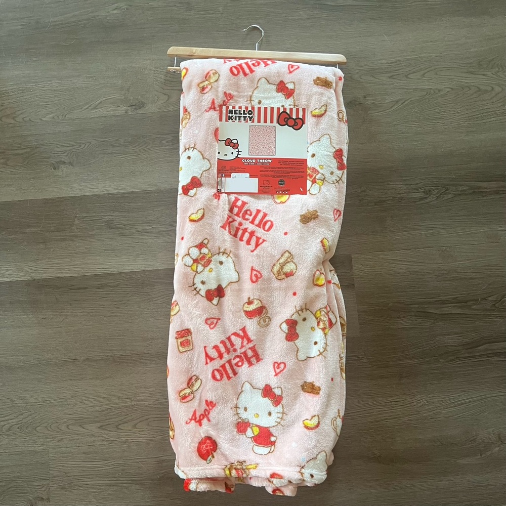 NWT! Hello Kitty Pink Apple Pie Blanket Cloud Throw